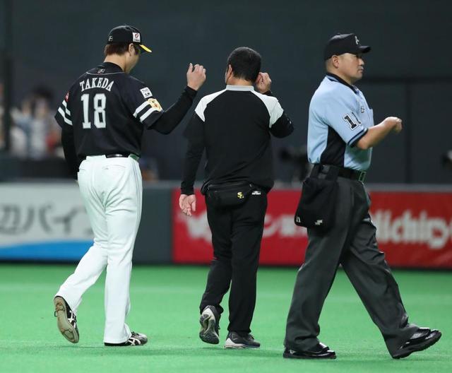 ソフトバンク・武田翔太が緊急降板　イニング間の投球練習で異変を訴える