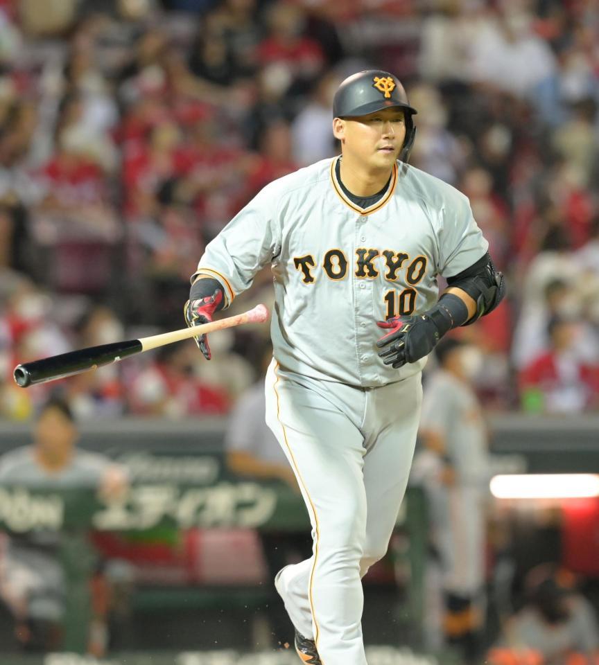 　４回、左翼スタンドへ逆転２ランを放ち、一塁へ駆け出す中田（撮影・立川洋一郎）