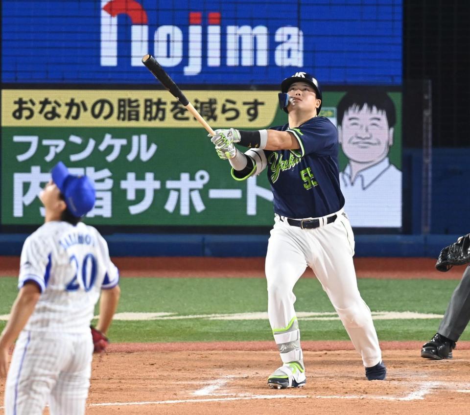 　８回、この日５打数５安打となるソロを放つ村上（撮影・高石航平）