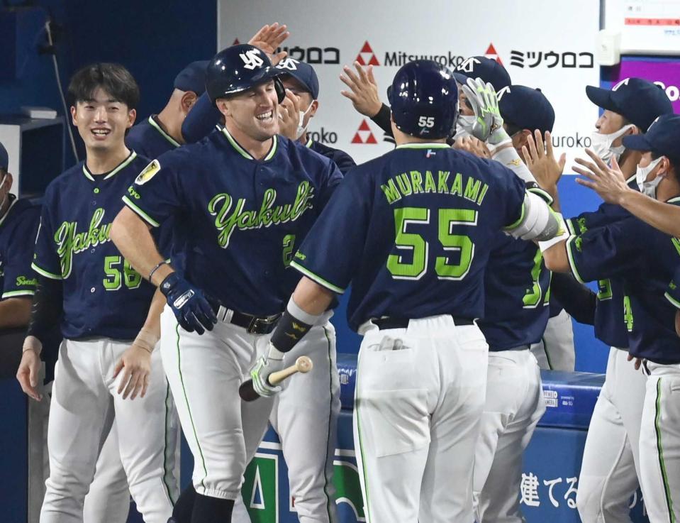 　３回、来日初アーチとなる同点ソロを放ちナインの出迎えに笑顔を見せるキブレハン（中央左）＝撮影・高石航平