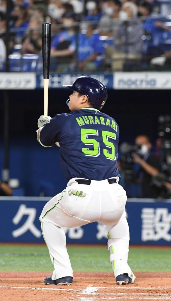 ２８日のＤｅＮＡ戦、村上宗隆は右中間に勝ち越しの４９号ソロを放つ
