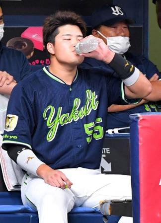 １回、捕邪飛に倒れた村上はペットボトルを口にする（撮影・北村雅宏）