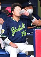 １回、捕邪飛に倒れた村上はペットボトルを口にする（撮影・北村雅宏）