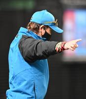 １回、石井の二盗の判定についてリクエストする新庄ビッグボス（撮影・高石航平）