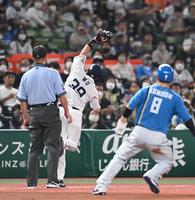 １回、上川畑の三邪飛を呉が捕球、二走・近藤（８）は戻りきれずダブルプレーに（撮影・高石航平）