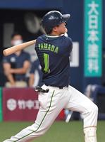 ３回、先制２ランを放つ山田（撮影・北村雅宏）