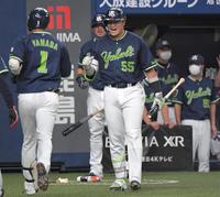 ３回、先制２ランを放った山田（１）を迎える村上（中央）＝撮影・北村雅宏