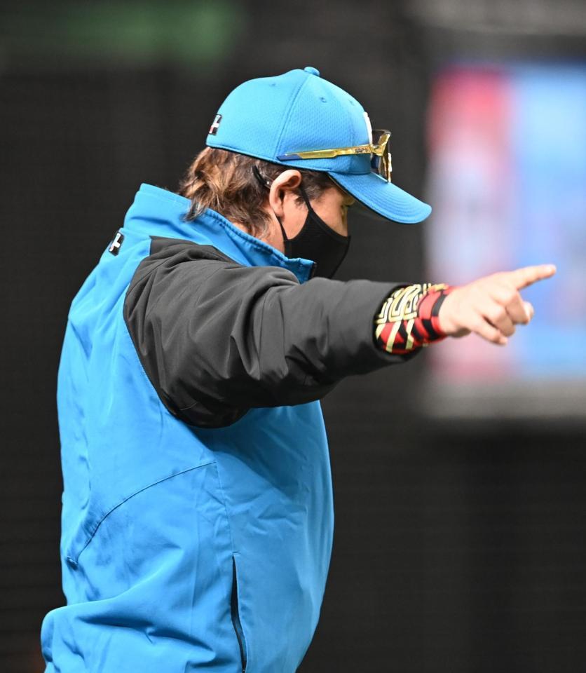 １回、石井の二盗の判定についてリクエストする新庄ビッグボス（撮影・高石航平）