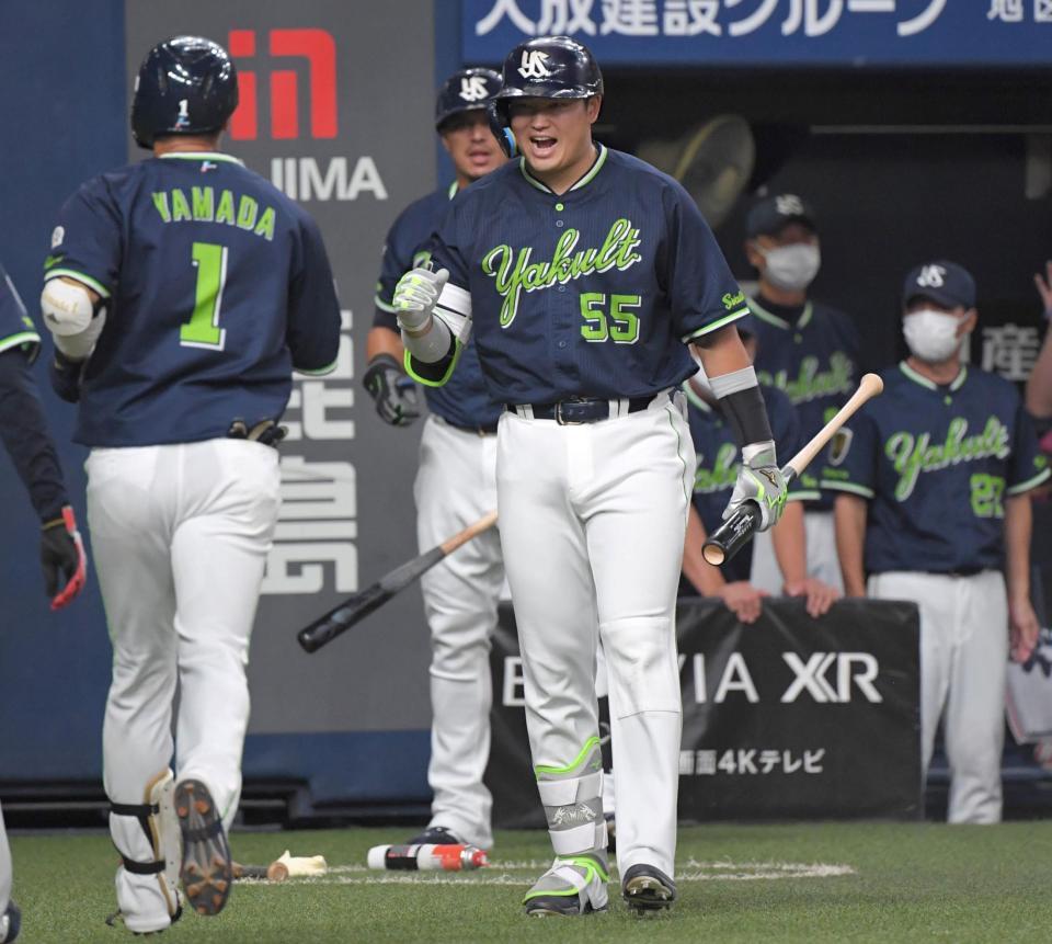 ３回、先制２ランを放った山田（１）を迎える村上（中央）＝撮影・北村雅宏