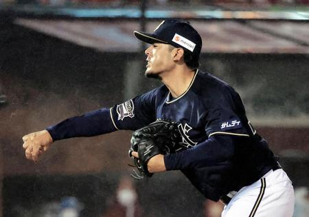 ８回に登板し、４勝目を挙げた比嘉＝３０日