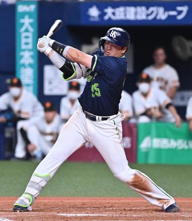 　１２回表無死、空振り三振に倒れる村上