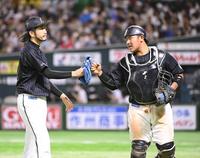 　６回を無失点で切り抜け、松川（右）とタッチする石川