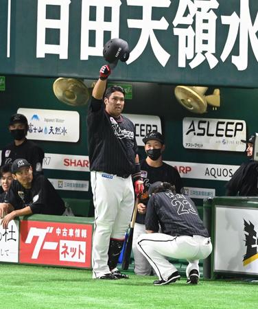 　２回、先制の右越えソロを放ちファンに応える井上