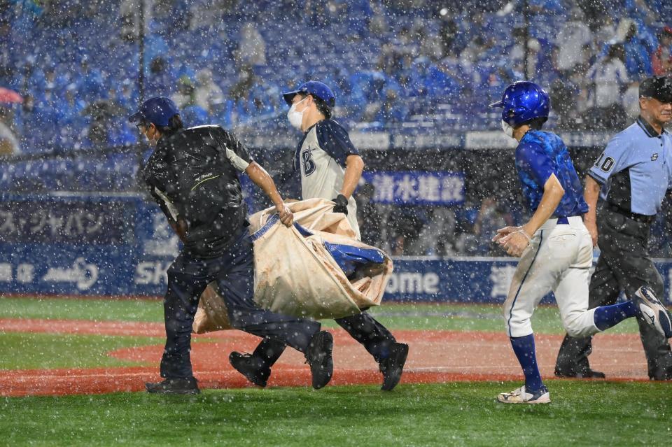 　２回途中、マウンドに敷くシートを持って走るグランドキーパー（撮影・堀内翔）