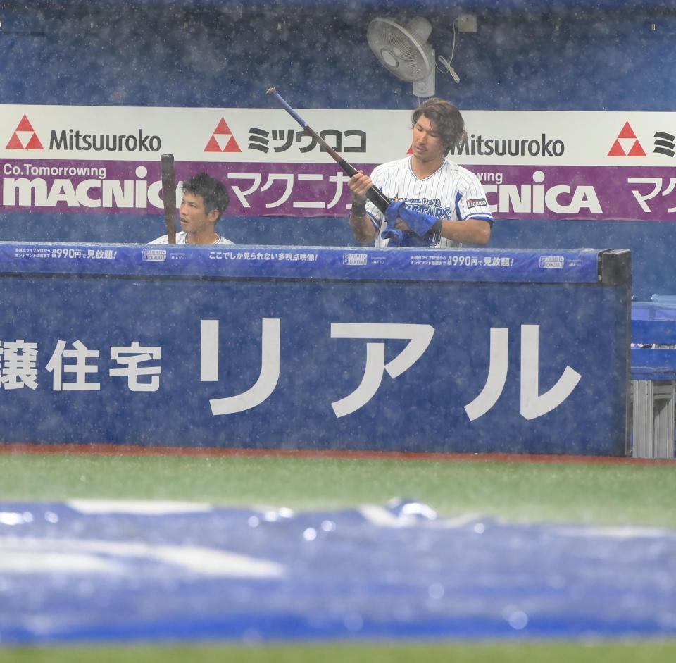 　２回途中、降雨のために中断する。ベンチでバットを手にする桑原（左）、大田（撮影・堀内翔）