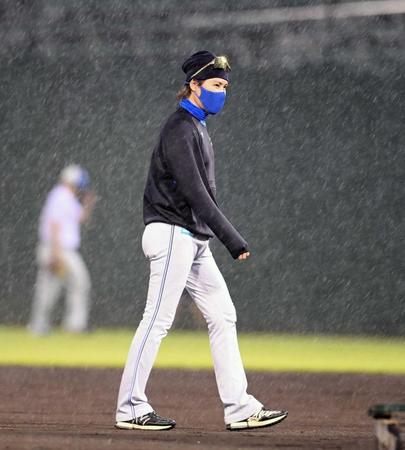 　大雨のため苦笑いでベンチに戻る新庄ビッグボス（撮影・高石航平）