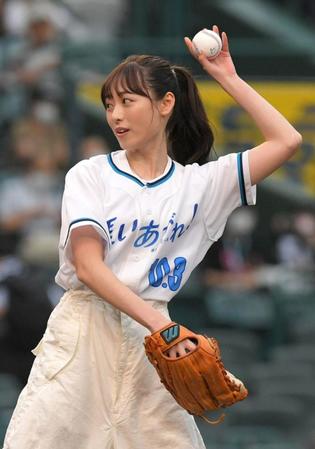 ファーストピッチセレモニーでボールを投じる福原遥＝甲子園（撮影・北村雅宏）