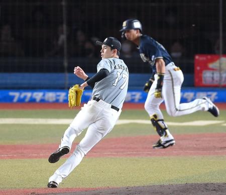 ５回、宗（後方）に右前打を打たれた佐々木朗（撮影・堀内翔）