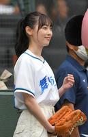 球場に姿を現した福原遥＝甲子園（撮影・北村雅宏）