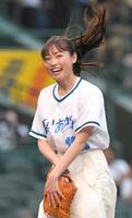 ファーストピッチセレモニーでボールを投じた福原遥＝甲子園（撮影・北村雅宏）