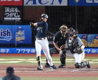 ５回、チーム初安打となる右前打を放つ宗
