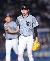 ８回、小田を三振に仕留め貫禄を漂わせながらベンチへ引き揚げる佐々木朗（撮影・開出牧）