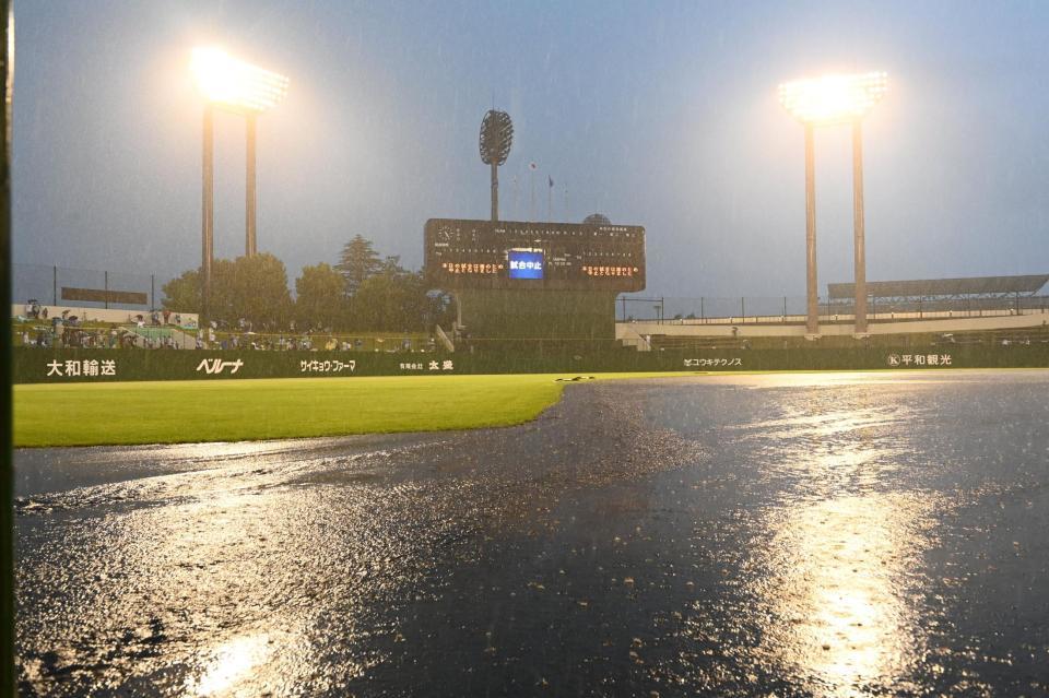 　雨天中止が発表される西武対日本ハム戦（撮影・高石航平）