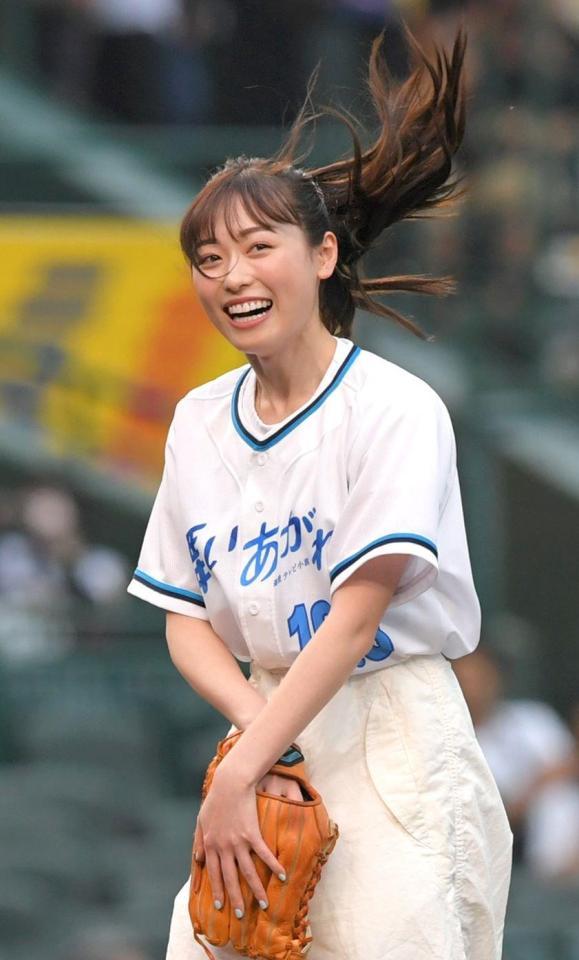 ファーストピッチセレモニーでボールを投じた福原遥＝甲子園（撮影・北村雅宏）