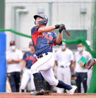 　７回、左飛を打ち上げる近江・山田（撮影・伊藤笙子）