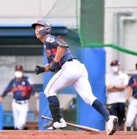 　７回、左飛を打ち上げる近江・山田（撮影・伊藤笙子）