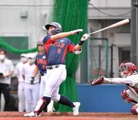 　３回、中前安打を放つ高松商・浅野（撮影・伊藤笙子）