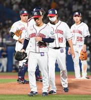 　７回途中５失点で降板する小川（中）＝撮影・佐藤厚