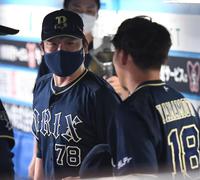 　試合後のベンチで、完投で今季１２勝目を挙げた山本（右手前）を祝福する中嶋監督（撮影・開出牧）