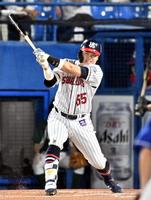 　４回、中前打を放つ村上