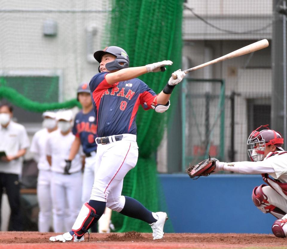 　３回、中前安打を放つ高松商・浅野（撮影・伊藤笙子）