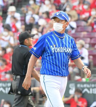 　選手交代を告げてベンチへ戻る三浦監督（撮影・立川洋一郎）