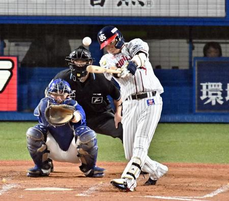 　４回、左越えに適時二塁打を放つ山田。捕手木下