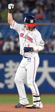 　４回、山田は左越え適時二塁打を放ちガッツポーズ（撮影・佐藤厚）