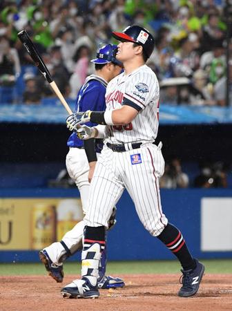 　４回、村上は空振り三振に倒れる（撮影・佐藤厚）