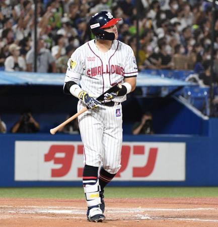 　６回、村上は中越えに５１号２ランを放つ（撮影・佐藤厚）