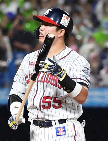 　４回、村上は空振り三振に倒れる（撮影・佐藤厚）