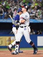 　４回、村上は空振り三振に倒れる（撮影・佐藤厚）