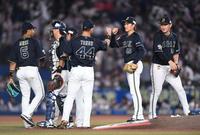 　ロッテに３連勝しタッチをかわす阿部（右から２人目）らオリックスナイン（撮影・開出牧）