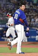 　６回、村上（左）に５１号２ランを浴び苦笑いする高橋宏（撮影・佐藤厚）