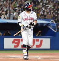 　６回、村上は中越えに５１号２ランを放つ（撮影・佐藤厚）