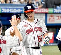 　６回、村上は中越えに５１号２ランを放つ（撮影・佐藤厚）