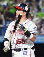 　４回、村上は空振り三振に倒れる（撮影・佐藤厚）