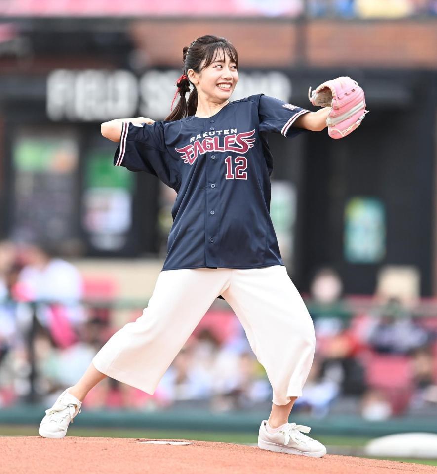 　セレモニアルピッチをつとめる小野あつこ（撮影・高石航平）