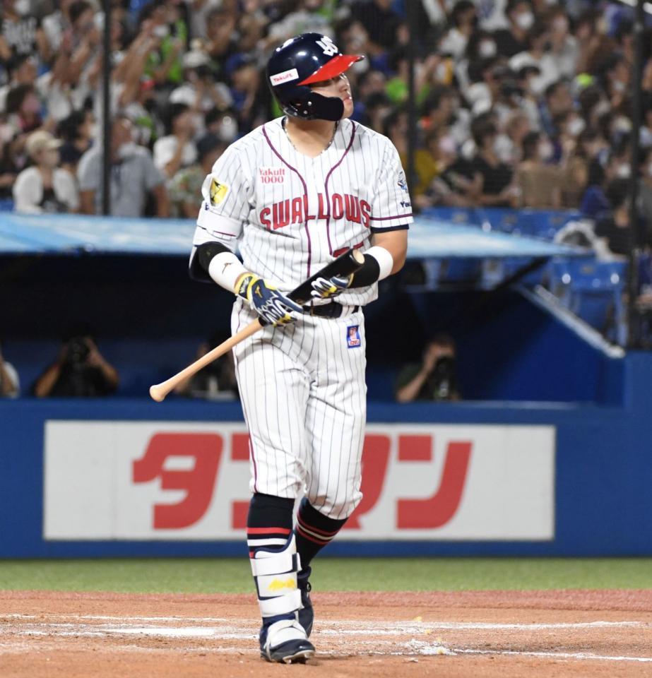 　６回、村上は中越えに５１号２ランを放つ（撮影・佐藤厚）