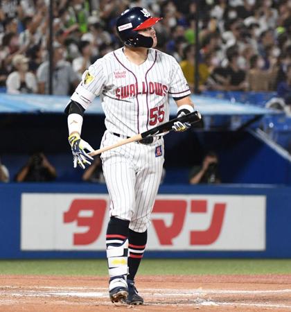 　中越えに５１号２ランを放った村上＝４日